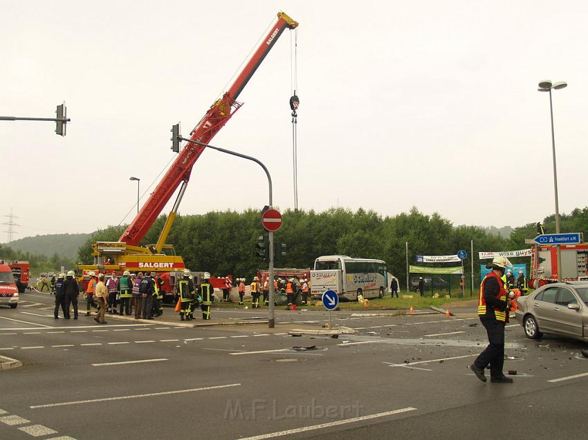 Schwerer Unfall mit Reisebus Lohmar Donrather Dreieck P476.JPG